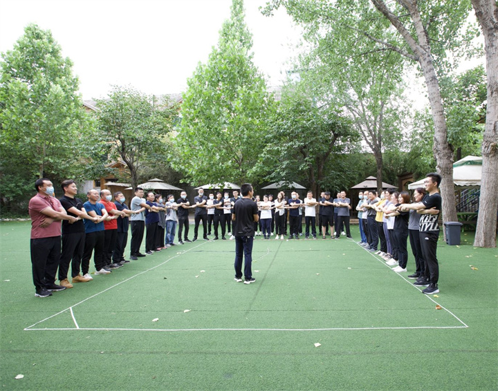 陽光正好，正是團(tuán)建好時(shí)節(jié)，邂逅山野最蓬勃的綠，一群志同道合的人，奔赴同樣的目標(biāo)，回頭有一路的故事，低頭有堅(jiān)定的腳步，抬頭有清晰的方向.jpg